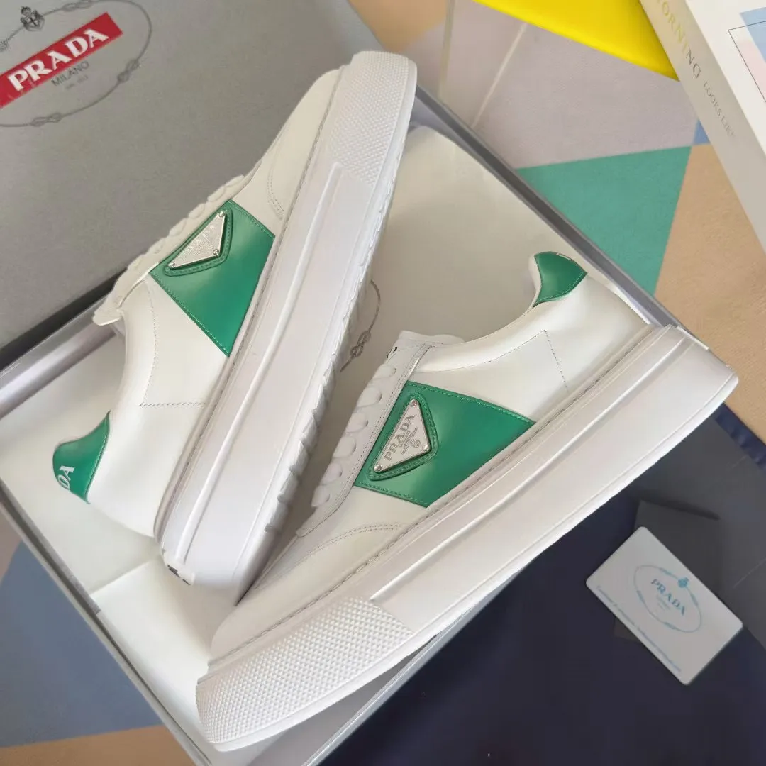 👟👟Ex-factory price 600👟👟 Couple model Prada Latest Couple model Triangle logo Thick sole Casual white shoes Sneakers Original purchase development and production This sneaker combines simple lines and distinctive details into a modern design. The leather upper presents a refined silhouette, with the Prada contrasting logo embellished on the tongue and side inserts. Exquisite packaging at the delivery counter 🛍📦 ▪️Fabric: Original custom imported cowhide material ▪️Lining: Original custom made soft sheepskin ▪️Sole: Original molded non-slip rubber outsole ▪️Sole thickness: 4CM ▪️Size: Women's 35-40 / Men's 39-45
